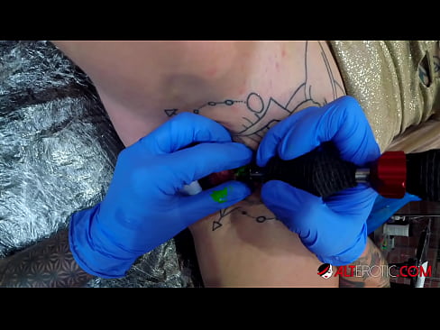❤️ Sully Savage, hottie estremamente tatuata, hà fattu un tatuatu nantu à u clitoris ❤️❌ Pornografia dura à co.courseclass.ru ❌️❤